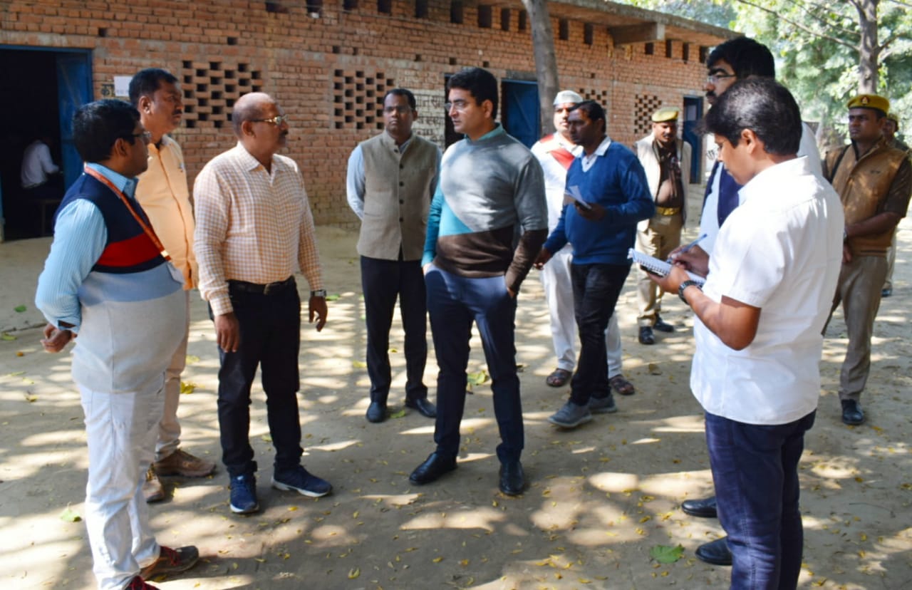 जिलाधिकारी ने परीक्षा केंद्रों का किया औचक निरीक्षण