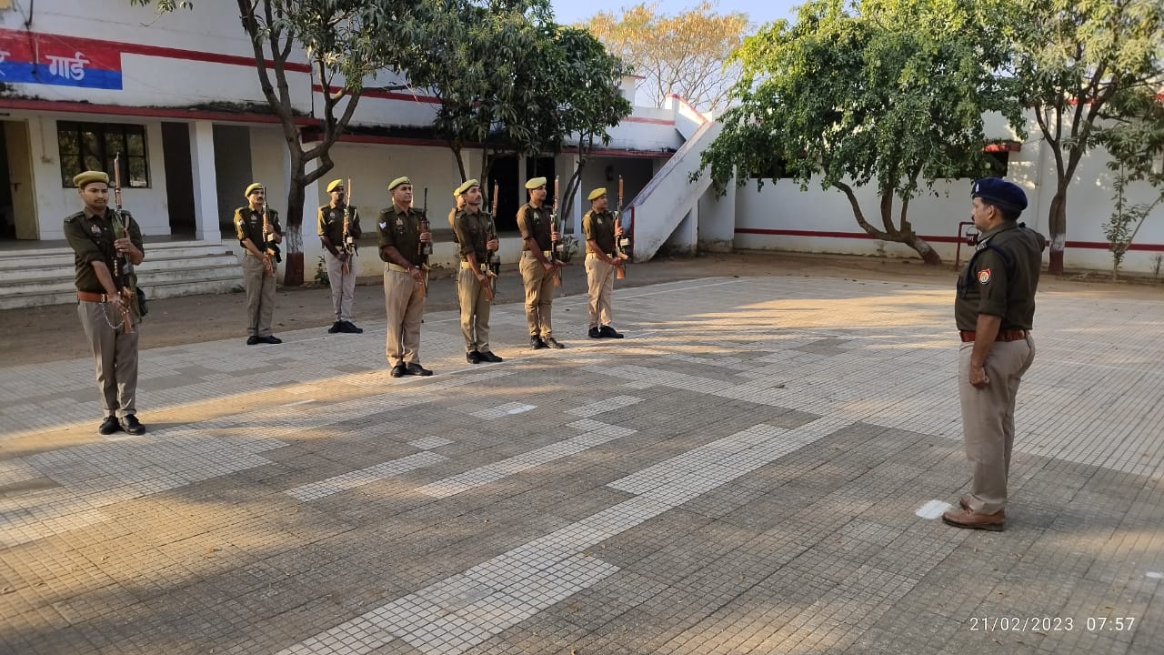 अपर पुलिस अधीक्षक द्वारा रिजर्व पुलिस लाइन चुर्क में परेड का किया निरीक्षण