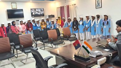 स्टूडेन्ट पुलिस कैडेट प्रोग्राम के अन्तर्गत पुलिस कार्यालय के भ्रमण पर आये राजकीय बालिका हाईस्कूल, पईका के छात्र एवं छात्राये