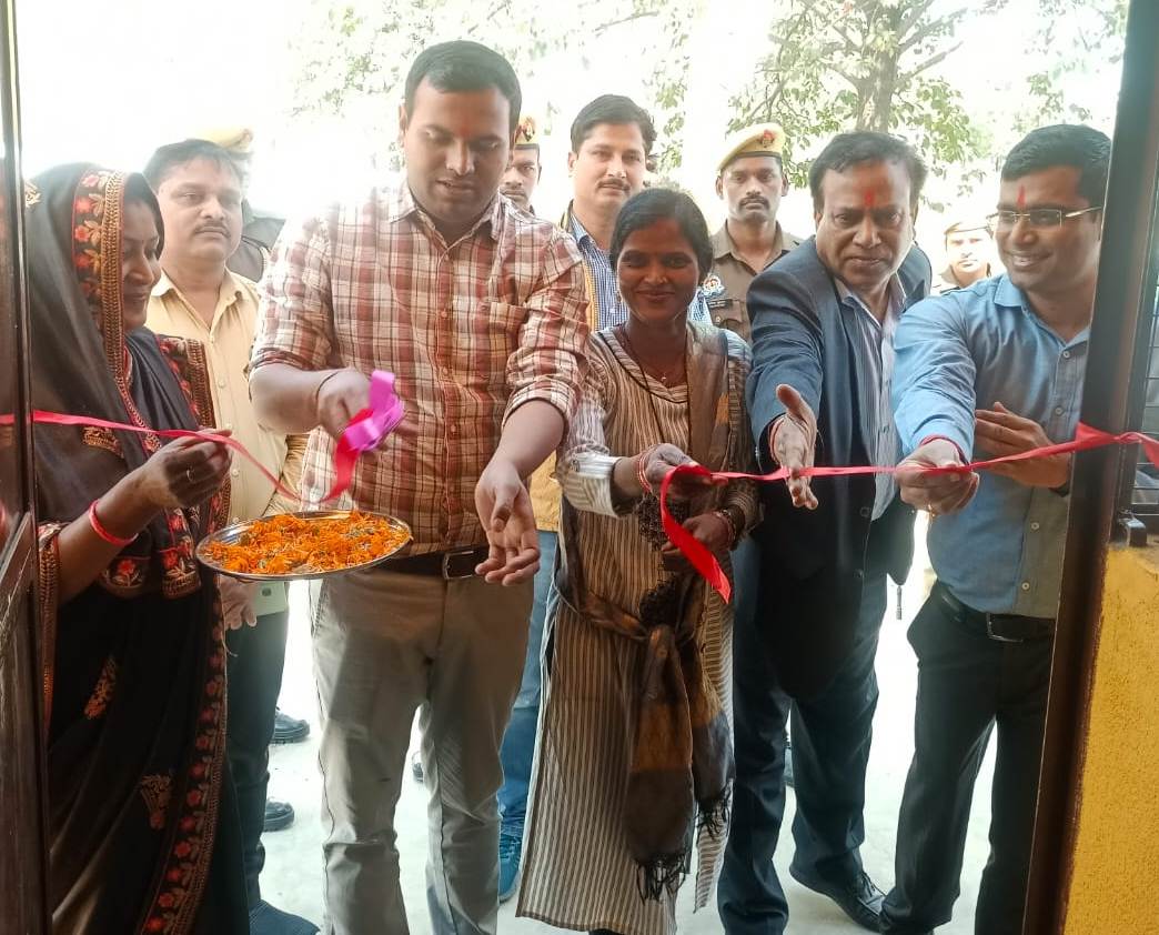 जिलाधिकारी ने सोन प्रेरणा कैंटीन एवं बाजार का फीता काटकर किया उद्घाटन जिलाधिकारी ने सोन प्रेरणा कैंटीन एवं बाजार का फीता काटकर किया उद्घाटन