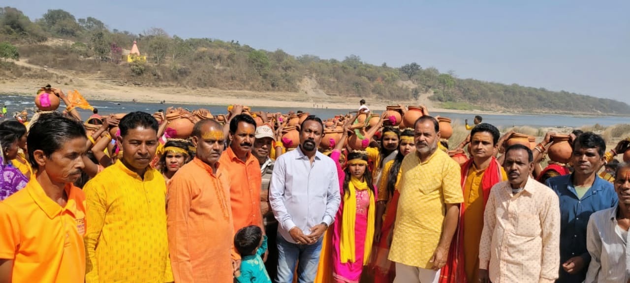 पूर्व मंत्री ने राधा कृष्ण हरि मंदिर प्राण प्रतिष्ठा महायज्ञ कलश यात्रा में शामिल हुए