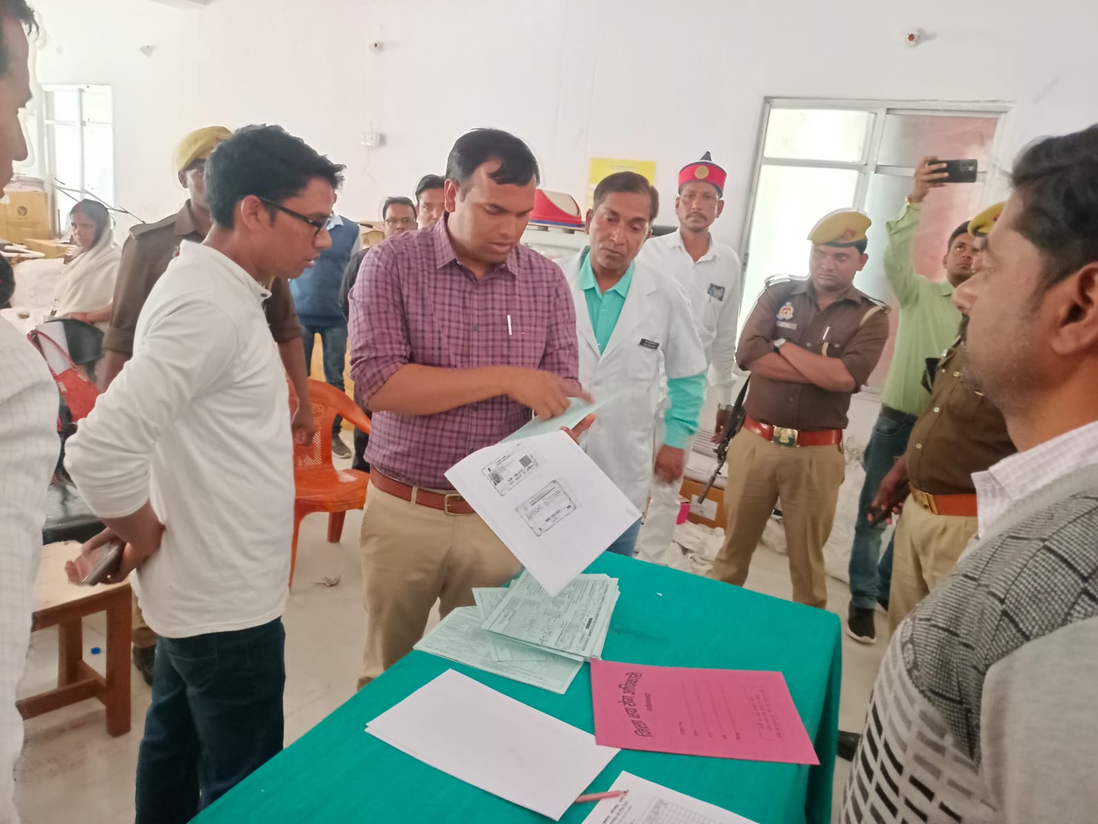 जिलाधिकारी ने सामुदायिक स्वास्थ्य चोपन का किया औचक निरीक्षण