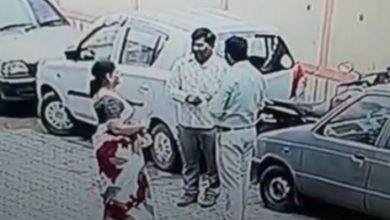 नोट पर फूक मारने के बाद महिला हुई बेसुध, ठग गहने लेकर हुए चंपत