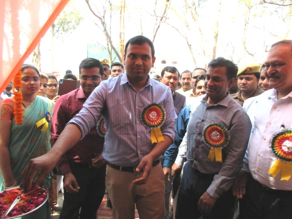 जिलाधिकारी ने जनपद स्तरीय अभिनव पर्व पर नवाचार एंव टी0एल0एम0 मेला तथा कला उत्सव का किया शुभारम्भ