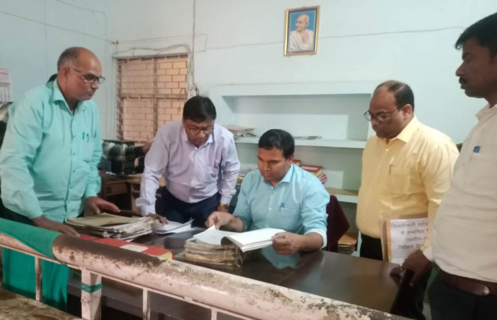 जिलाधिकारी चंद्र विजय सिंह ने तहसील राबर्ट्सगंज का आकस्मिक निरीक्षण किया,