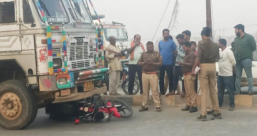 चोपन बघ्घानाला-तेज रफ्तार ट्रक ने पीछें से मोटर साइकिल में मारा जोरदार टक्कर, एक की मौत, एक घायल, चोपन बघ्घानाला-तेज रफ्तार ट्रक ने पीछें से मोटर साइकिल में मारा जोरदार टक्कर, एक की मौत, एक घायल,
