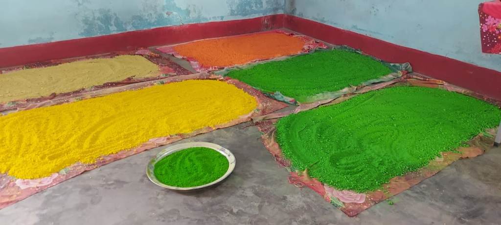 फूल और अन्य प्राकृतिक चीजों से पलाश समूह की महिलाएं बनाती हैं हर्बल गुलाल