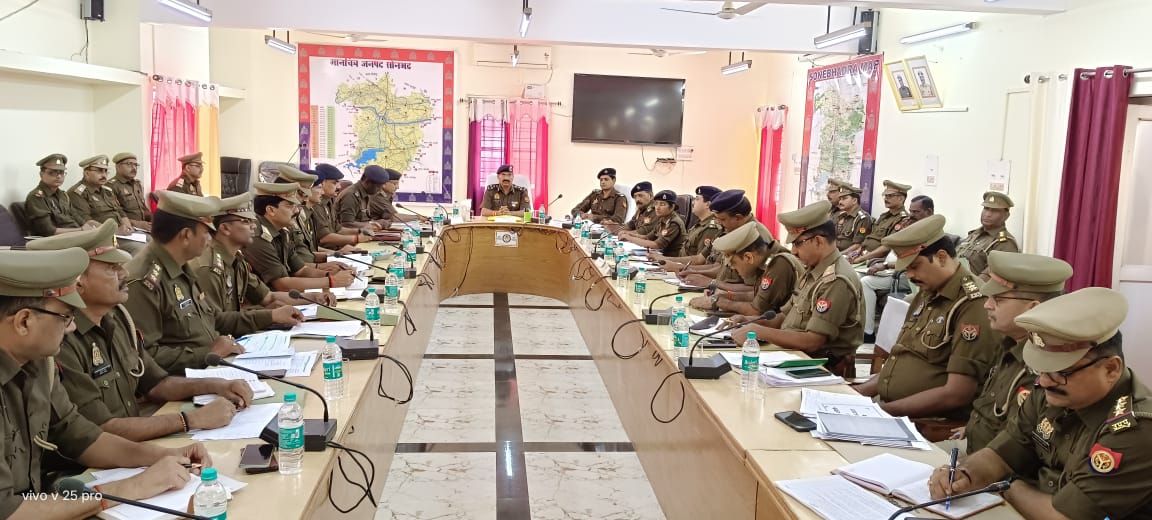 कानून व शांति व्यवस्था, अपराध नियंत्रण के दृष्टिगत डीआईजी द्वारा की गई समीक्षा बैठक