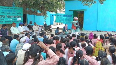 नुक्कड़ नाटक टीम ग्राम पंचायत अपनी एक सरकार है के प्रति कर रही है जागरूक।