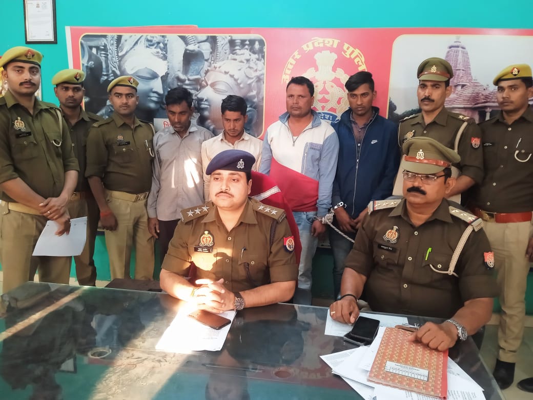 थाना रॉबर्ट्सगंज पुलिस द्वारा तांत्रिक बाबा बनकर ठगी करने वाले 4 नफर अभियुक्त को गिरफ्तार