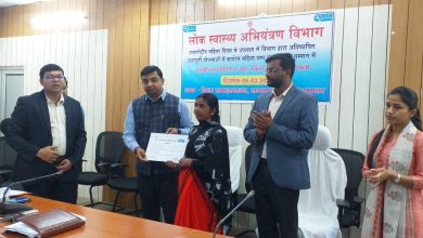 जिलाधिकारी द्वारा 08 महिला पम्प संचालकों को प्रशस्ति पत्र देकर किया गया सम्मानित