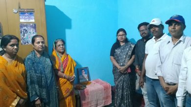 शाहिद धनेश्वर महतो के श्राद्ध भोज में शामिल हुई पूर्व विधायक बबिता देवी