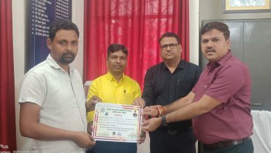 सड़क दुर्घटना में लोगों की मदद करने वाले व्यक्तियों को प्रशस्ति पत्र देकर किया गया सम्मानित