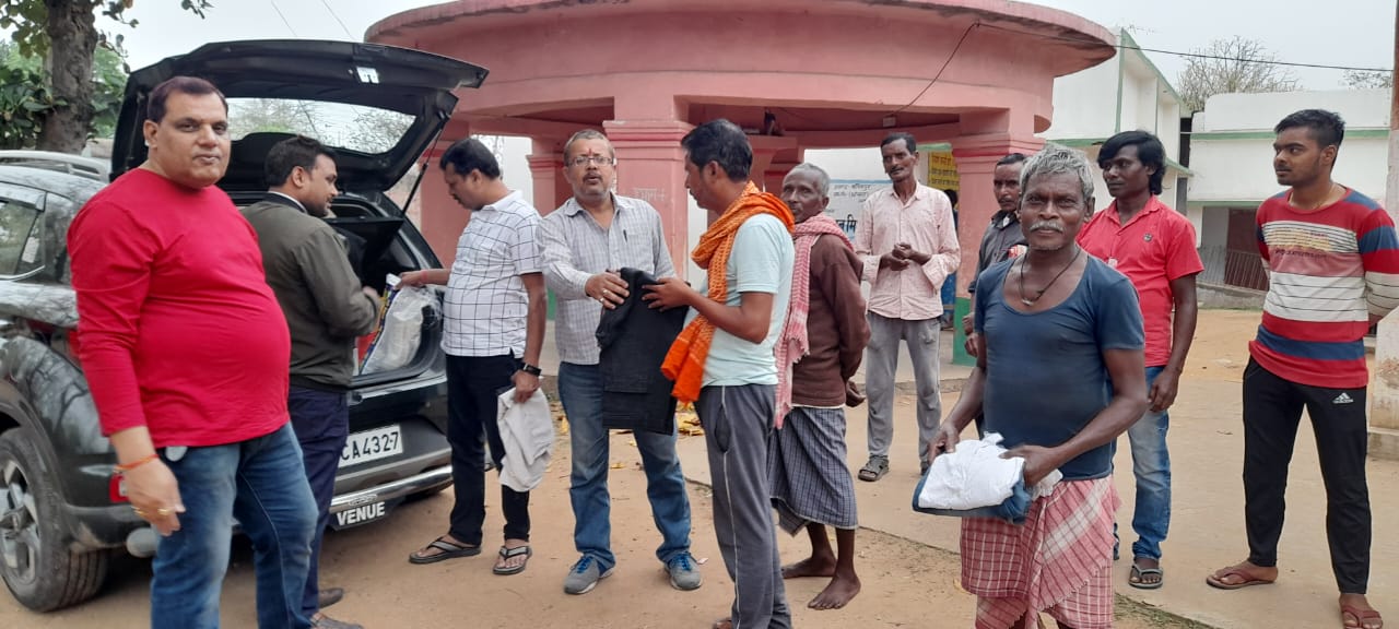 केयर एंड सर्व फाउंडेशन ने जरूरतमंद के बीच बाटे कपड़े।