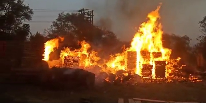 लकड़ी फैक्ट्री में लगी भीषण