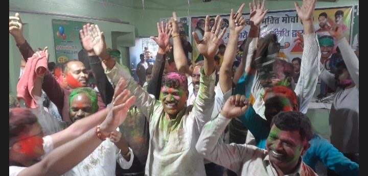 होली मिलन समारोह में जमकर थिरके जेएमएम जिलाध्यक्ष