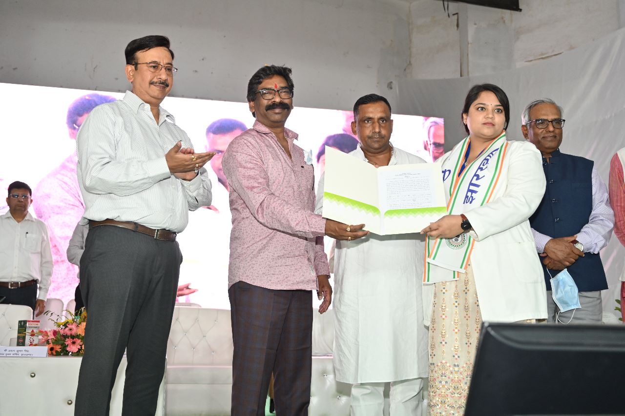 नवनियुक्त 173 चिकित्सा पदाधिकारी तथा 297 आयुष सामुदायिक स्वास्थ्य पदाधिकारी के बीच नियुक्ति पत्र का वितरण!