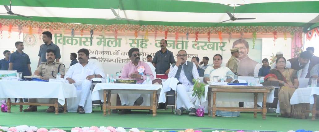 विकास मेला- सह – जनता दरबार मे 89 योजनाओं की मुख्यमंत्री ने दी सौगात विकास मेला- सह – जनता दरबार मे 89 योजनाओं की मुख्यमंत्री ने दी सौगात