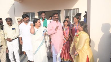 मुख्यमंत्री ने स्कूल भवन में उपलब्ध सुविधाओं का किया निरीक्षण, बच्चों से पढ़ाई को लेकर किया संवाद
