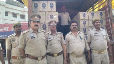 शराब तस्करी करके लाई गयी 1 ट्रक से कुल 316 पेटी इम्पीरियल ब्लू अवैध अंग्रेजी शराब बरामद