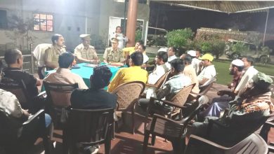 क्षेत्राधिकारी नगर द्वारा थाना चोपन पर क्षेत्र के धर्मगुरुओं/गणमान्य व्यक्तियों/ग्राम प्रधानों के साथ पीस कमेटी की बैठक
