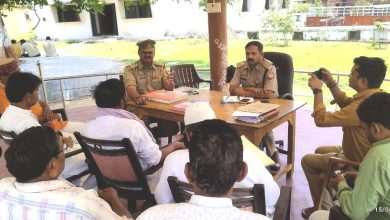 अपर पुलिस अधीक्षक (मुख्यालय) द्वारा थाना चोपन पर धर्मगुरुओं/गणमान्य व्यक्तियों एवं ग्राम प्रधानों के साथ की पीस कमेटी की बैठक