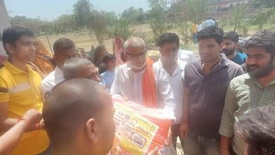 विधायक ने किया अग्नि पीड़ितों के बीच वितरण किया तीरपाल, चावल एवं अन्य सामग्री