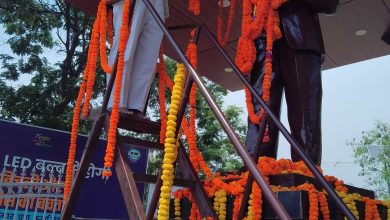 भारत रत्न डॉक्टर बीआर अंबेडकर की 132 में जन्म जयंती का समारोह समाहरणालय के मुख्य द्वार पर प्रतिमा पर पुष्प माला चढ़ाकर प्रारंभ की गई