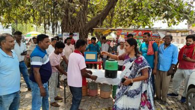 मौसम का पारा @43 पहुंचने पर ‘लू’ की स्थिति के बीच प्याऊ व्यवस्था लेकर सड़क पर उतरीं महापौर