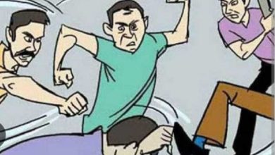 मोबाइल चोरी कर भाग रहे चोर को लोगों ने पकड़ा जमकर की कुटाई