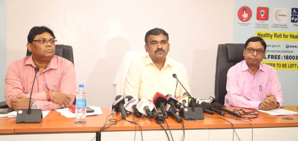 मतदाता सूची से 18 वर्ष से अधिक के हर नागरिक को जोड़ने पर जोर- के.रवि कुमार