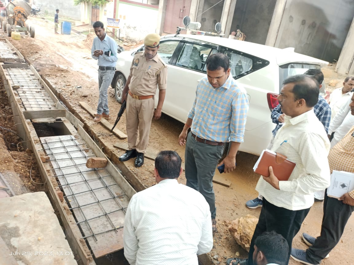 जिलाधिकारी ने निर्माणाधीन सीसी रोड व नाली का किया औचक निरीक्षण,लापरवाही न बरती जाये!