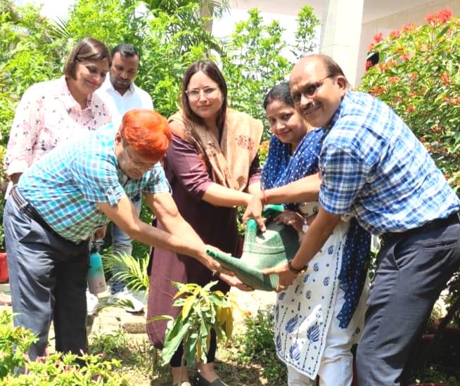 प्रदूषण और ग्लोबल वार्मिंग से युक्त वातावरण में बदलाव के लिए पौधे जरूर लगाएं : निदेशक नेहा शर्मा
