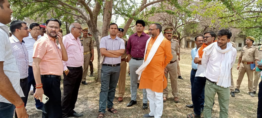 मुख्यमंत्री योगी आदित्यनाथ के प्रस्तावित कार्यक्रम के दृष्टिगत अधिकारियों ने किया कार्यक्रम स्थल का निरीक्षण