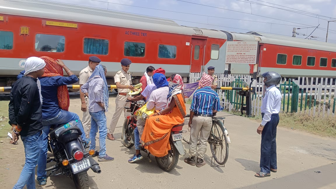 आरपीएफ ने संयुक्त रूप से सड़क उपयोगकर्ताओं को समपार फाटक पार करते समय बरती जाने वाली सावधानियों और पम्पलेट का किया वितरण