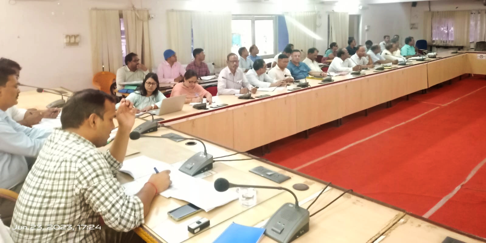 ग्राम पंचायतों में निर्माण कार्यों के धीमी प्रगति पर जिम्मेदारी तय करते हुए की जाये कार्यवाही-जिलाधिकारी