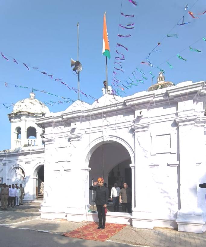 मण्डलायुक्त ने आयुक्त कार्यालय एवं जिलाधिकारी ने कलेक्ट्रेट परिसर में किया झण्डारोहण