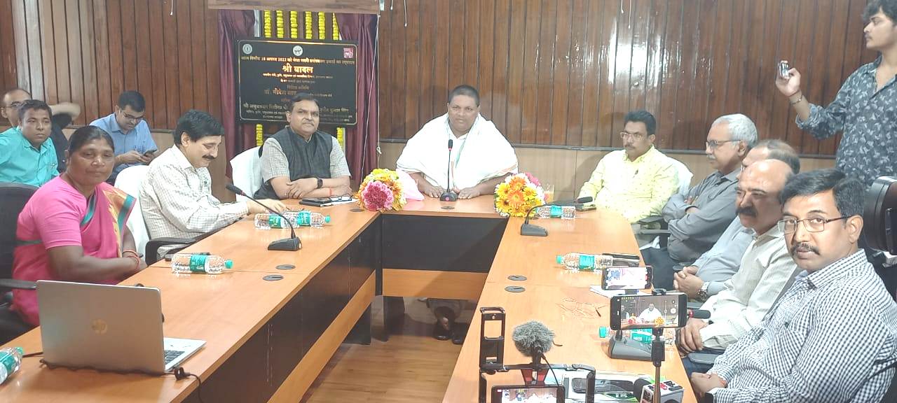 बेड़ो प्रखंड के 14 गांव में 100 बिरसा किसानों के घरों में लगाये गए बायो प्लांट