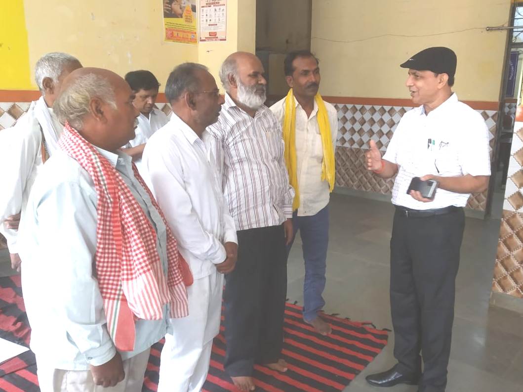 सोनभद्र विकास मंच द्वारा प्रसवोक्तर केन्द्र को स्थानांतरित करने के विरोध में धरना