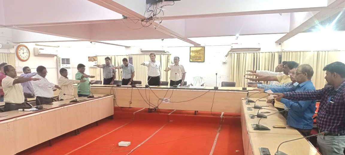 सद्भावना दिवस के अवसर पर कलेक्ट्रेट के अधिकारियों व कर्मचारियों को शपथ