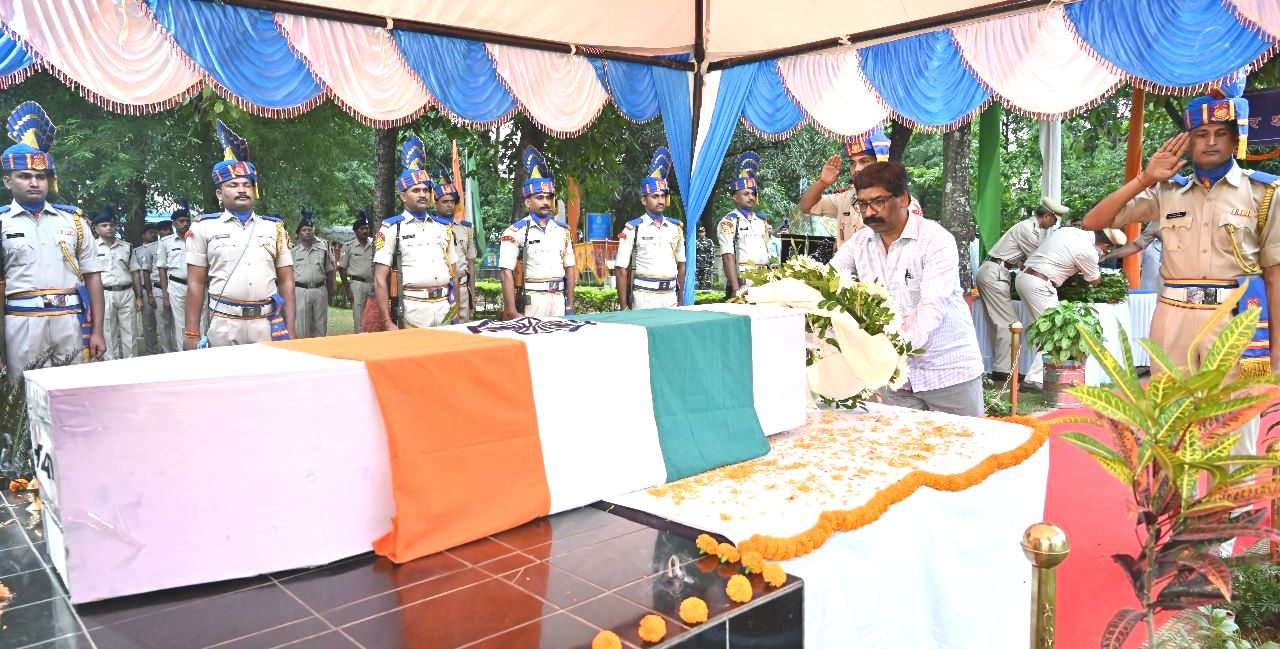 मुख्यमंत्री हेमन्त सोरेन ने सीआरपीएफ के शहीद जवान कांस्टेबल सुशांत कुमार खूंटिया को श्रद्धांजलि दी।