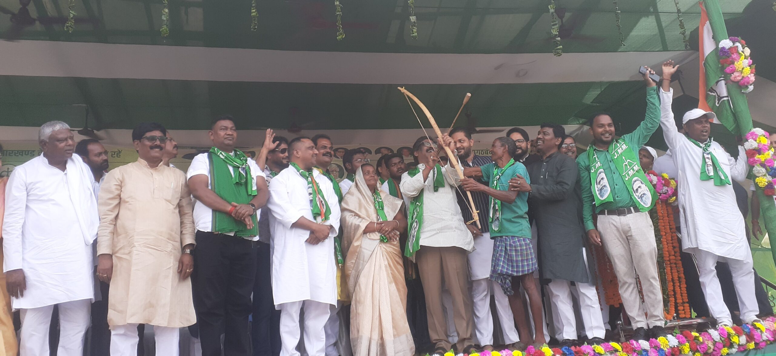 उपरघाट के फुटबाल मैदान में चुनावी जनसभा में मुख्यमंत्री हेमंत सोरेन ने कहा : विधायक नही मंत्री चुने