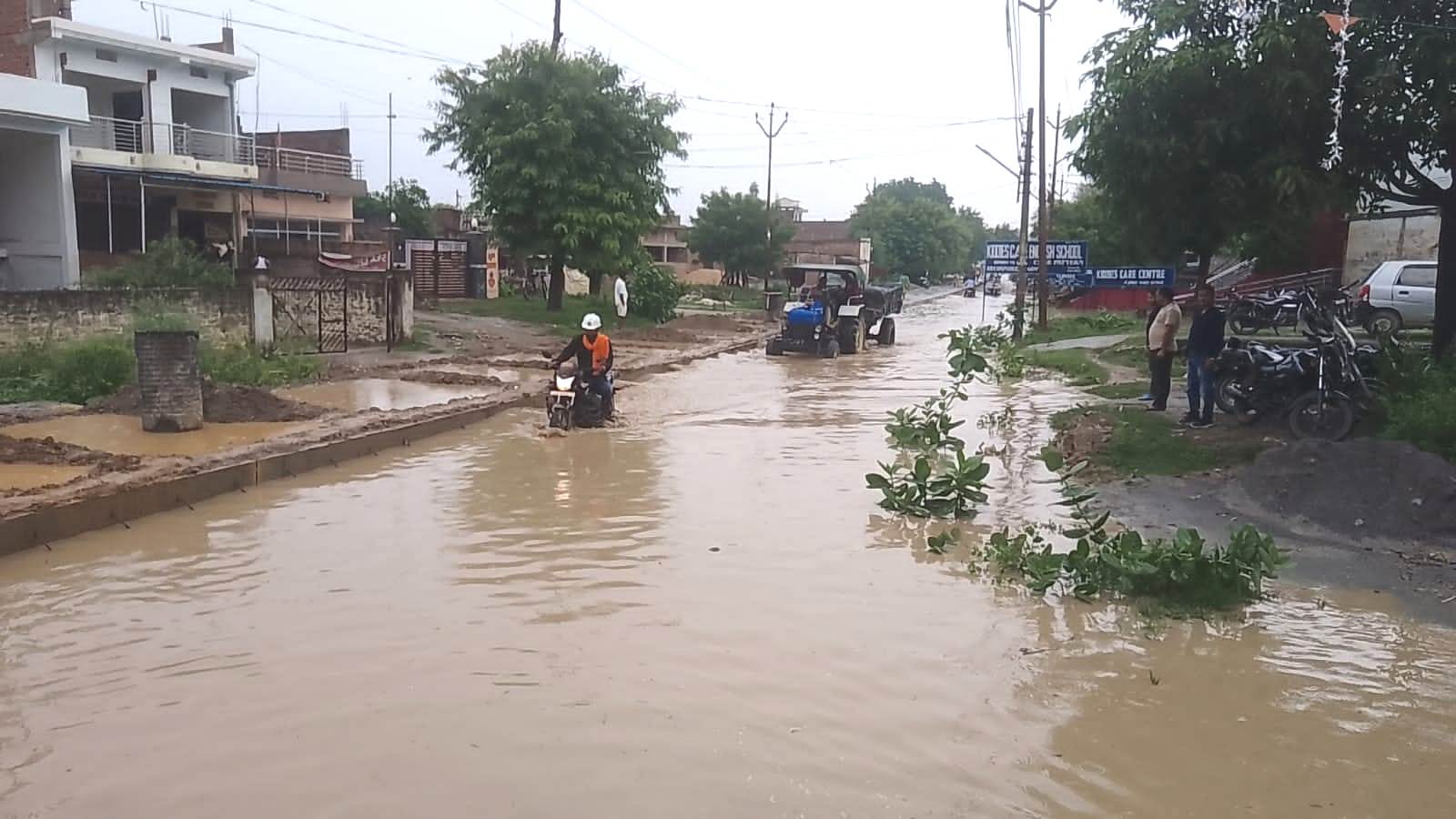 पीडब्ल्यूडी विभाग की वजह से स्कूल को बंद करने को मजबूर हुआ स्कूल प्रशासन