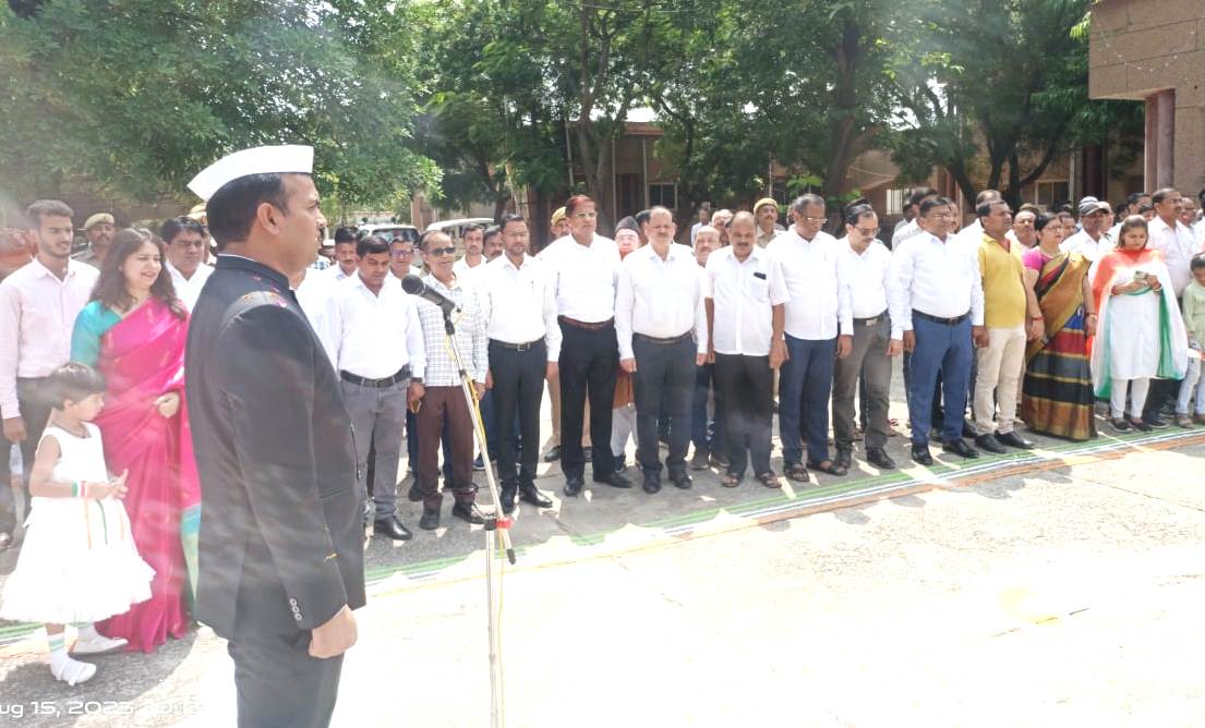 जिलाधिकारी चन्द्र विजय सिंह ने कलेक्ट्रेट प्रांगण में किया ध्वजारोहरण व वृक्षारोपण