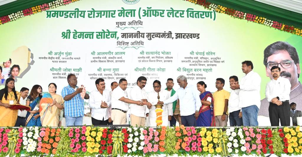 मुख्यमंत्री ने प्रमंडलीय रोजगार मेले में विभिन्न संस्थानों/ कंपनियों के लिए चयनित 10,020 अभ्यर्थियों को सौंपा ऑफर लेटर