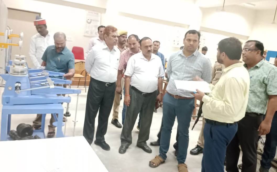 जिलाधिकारी ने राजकीय इंजीनियरिंग कालेज चुर्क का किया आकस्मिक निरीक्षण