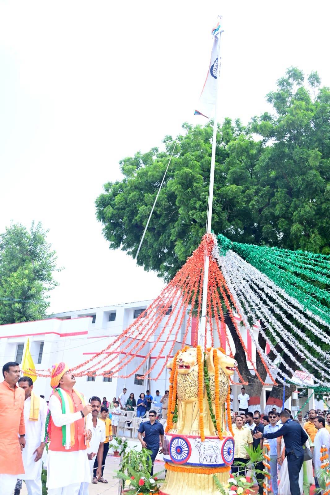 स्वतंत्रता दिवस के अवसर पर उपमुख्यमंत्री केशव प्रसाद मौर्य पुलिस लाइन में किया ध्वजारोहण