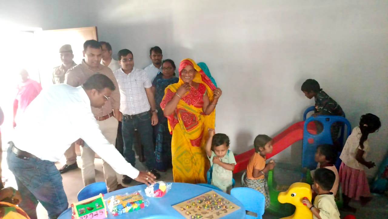 जिलाधिकारी की नई पहल, आंगनबाड़ी केन्द्रों पर उपलब्ध होगी खेल-कूद सामग्री