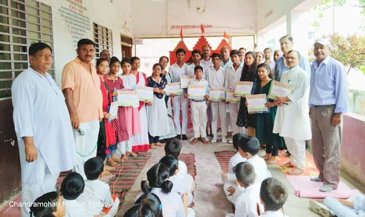 वेटरन्स ऑल इंडिया सीतामढी़ पूर्व सैनिक युवा समाजसेवीयों के संगठन द्वारा स्कूल के प्राचार्य एवं भईया बहनों को किया गया सम्मानित।