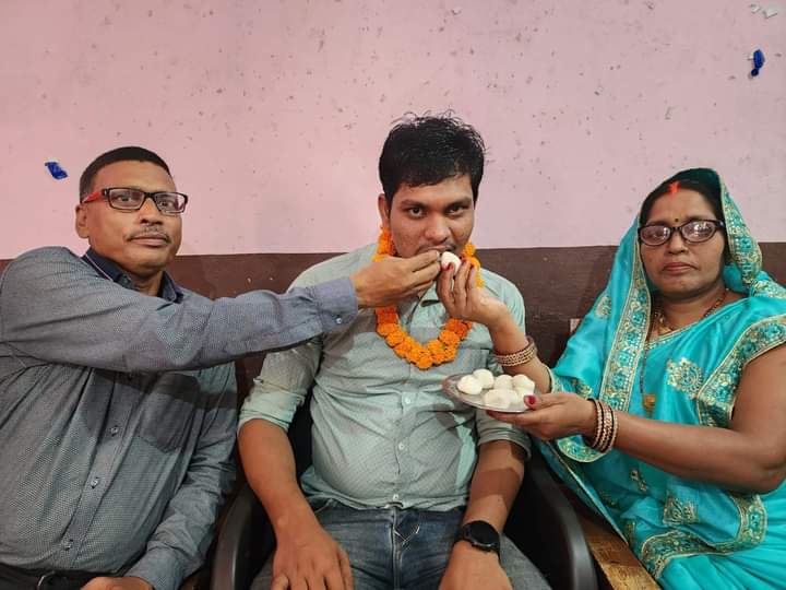 बैरगनिया के बेटे विकास ने बीपीएससी में मारी बाजी , लोगों ने दी बधाई